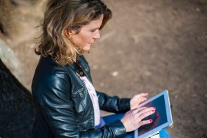 Bild einer Frau die auf dem Tablet in der Onlineschule lernt